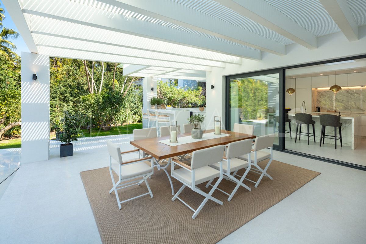 Villa for sale in Nueva Andalucia