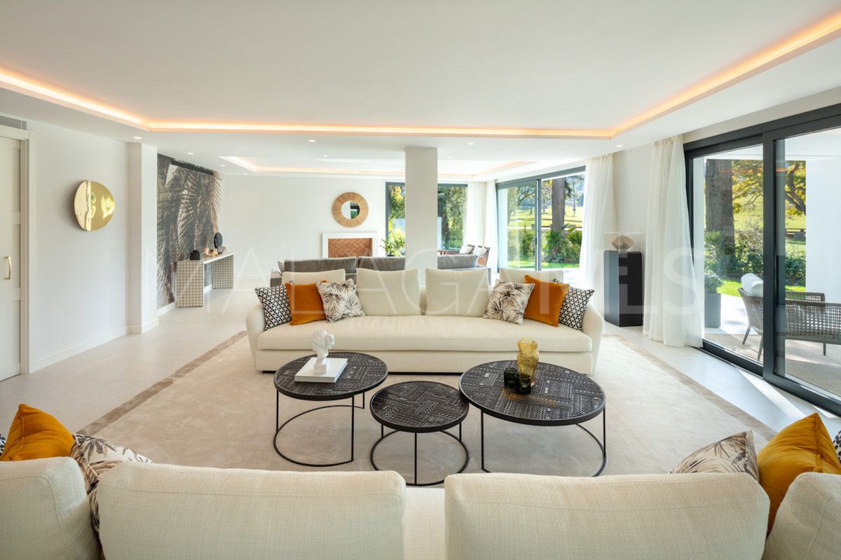 Villa for sale in Nueva Andalucia