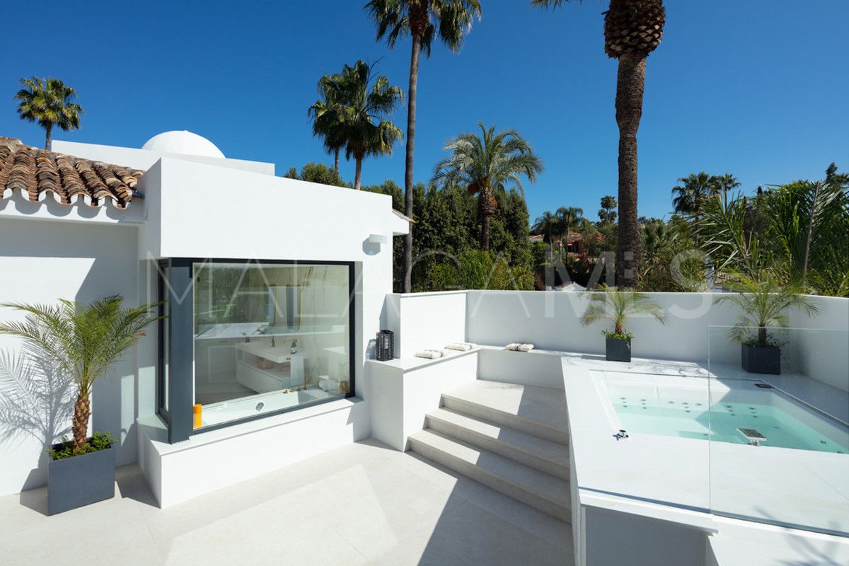 Villa for sale in Nueva Andalucia