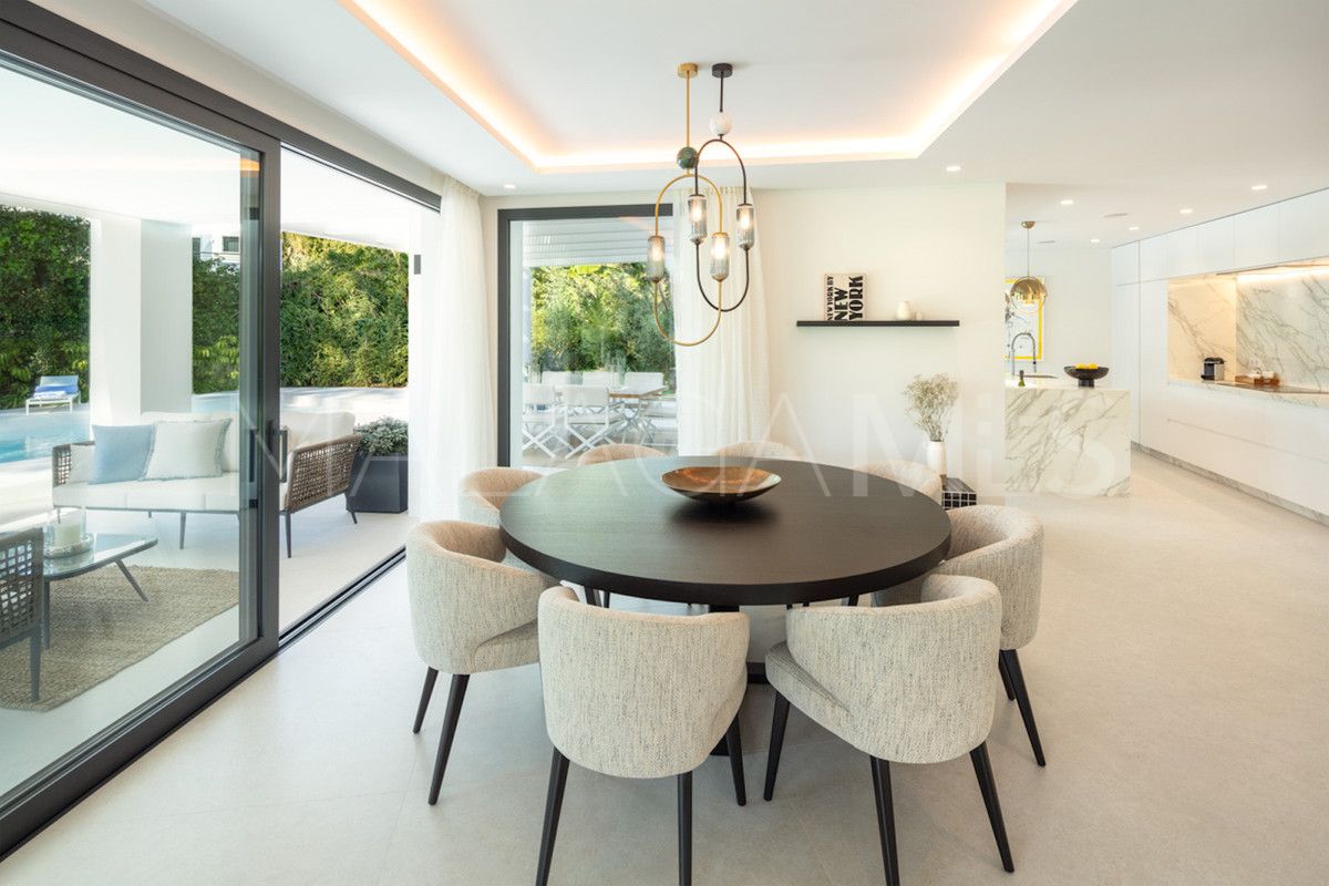 Villa for sale in Nueva Andalucia