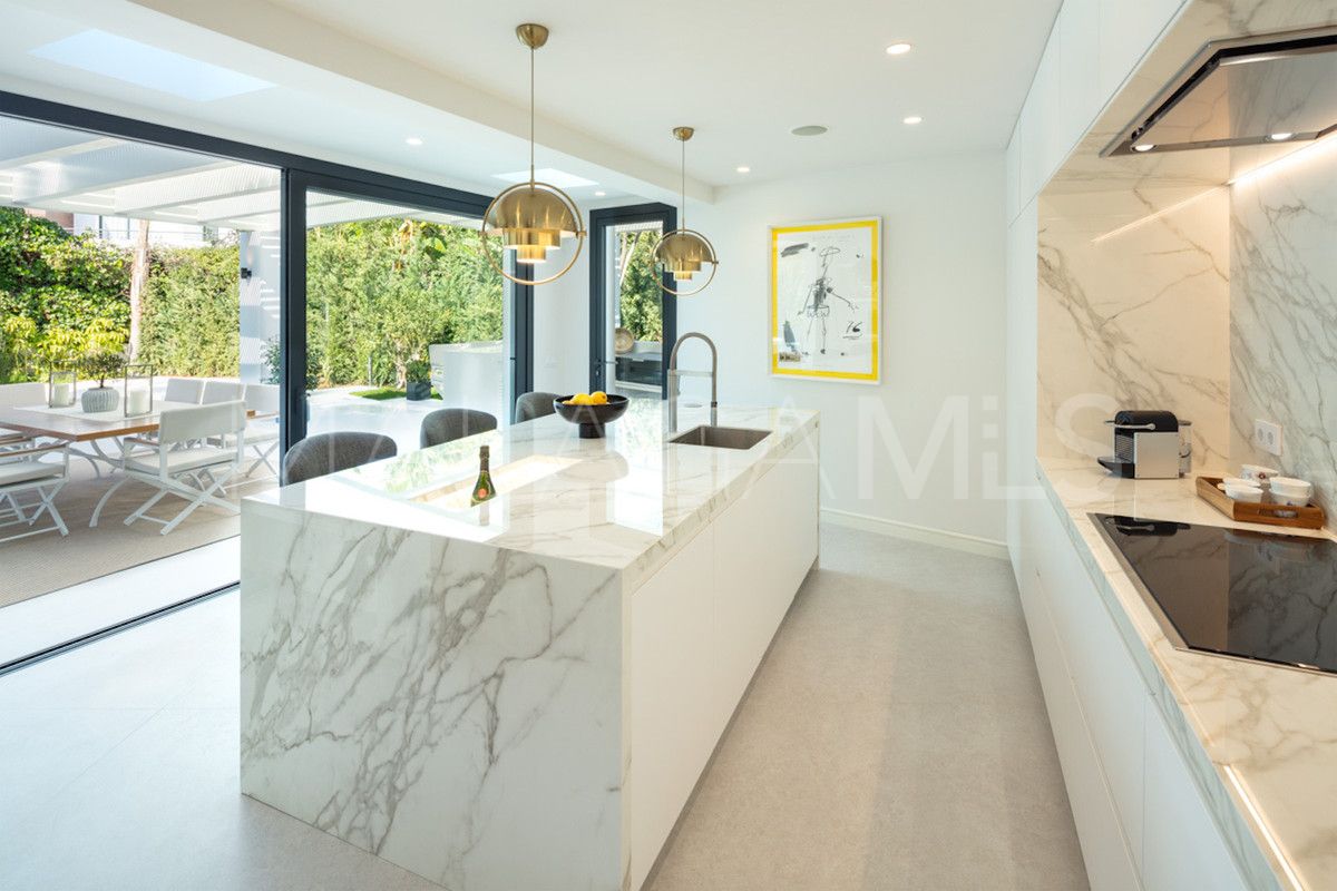 Villa for sale in Nueva Andalucia