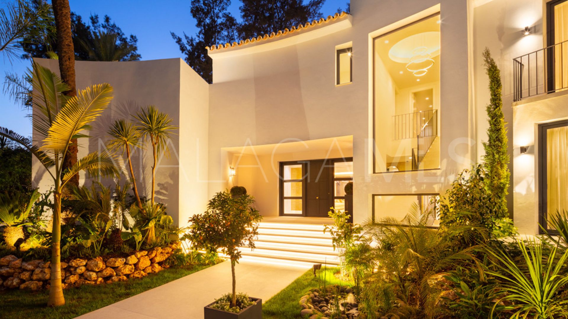Villa for sale in Nueva Andalucia