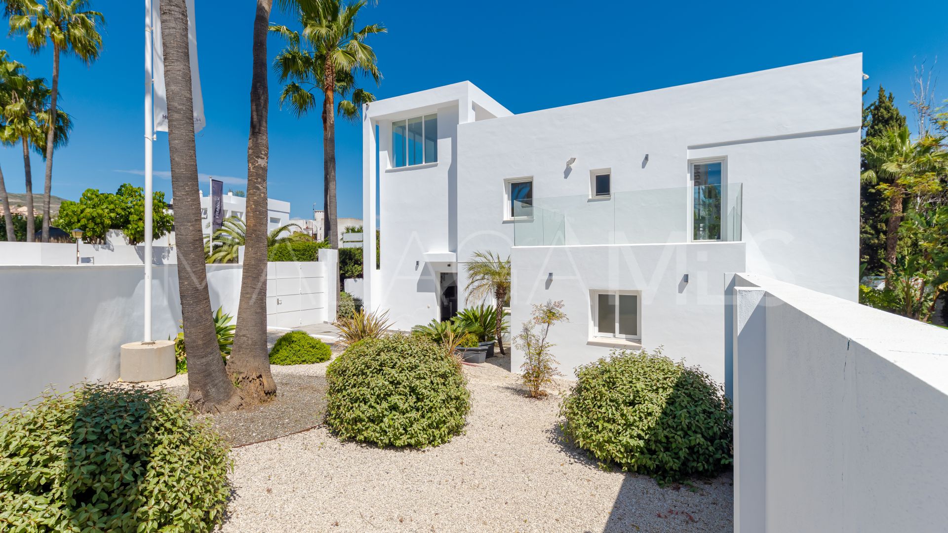 Buy house with 6 bedrooms in Nueva Andalucia