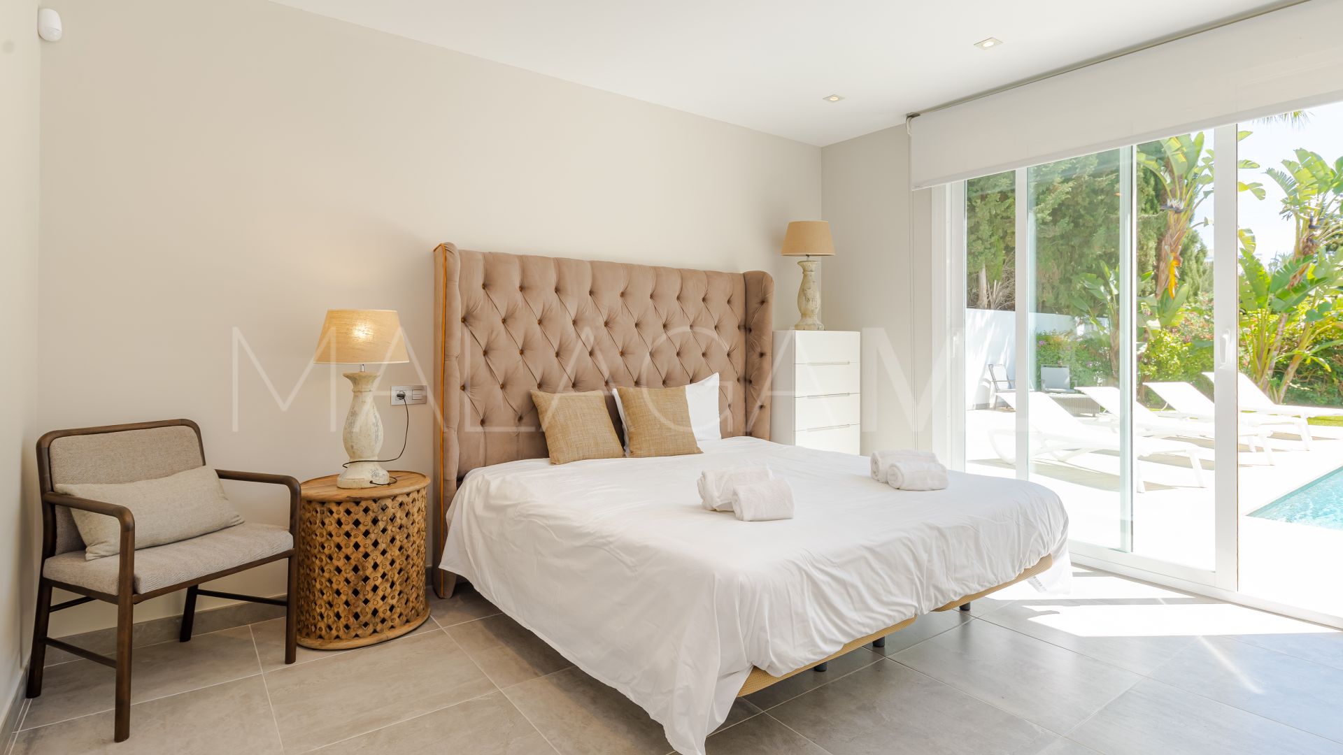 Buy house with 6 bedrooms in Nueva Andalucia