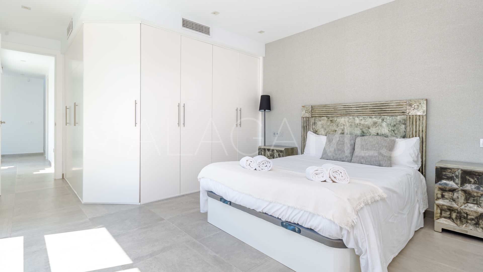 Buy house with 6 bedrooms in Nueva Andalucia