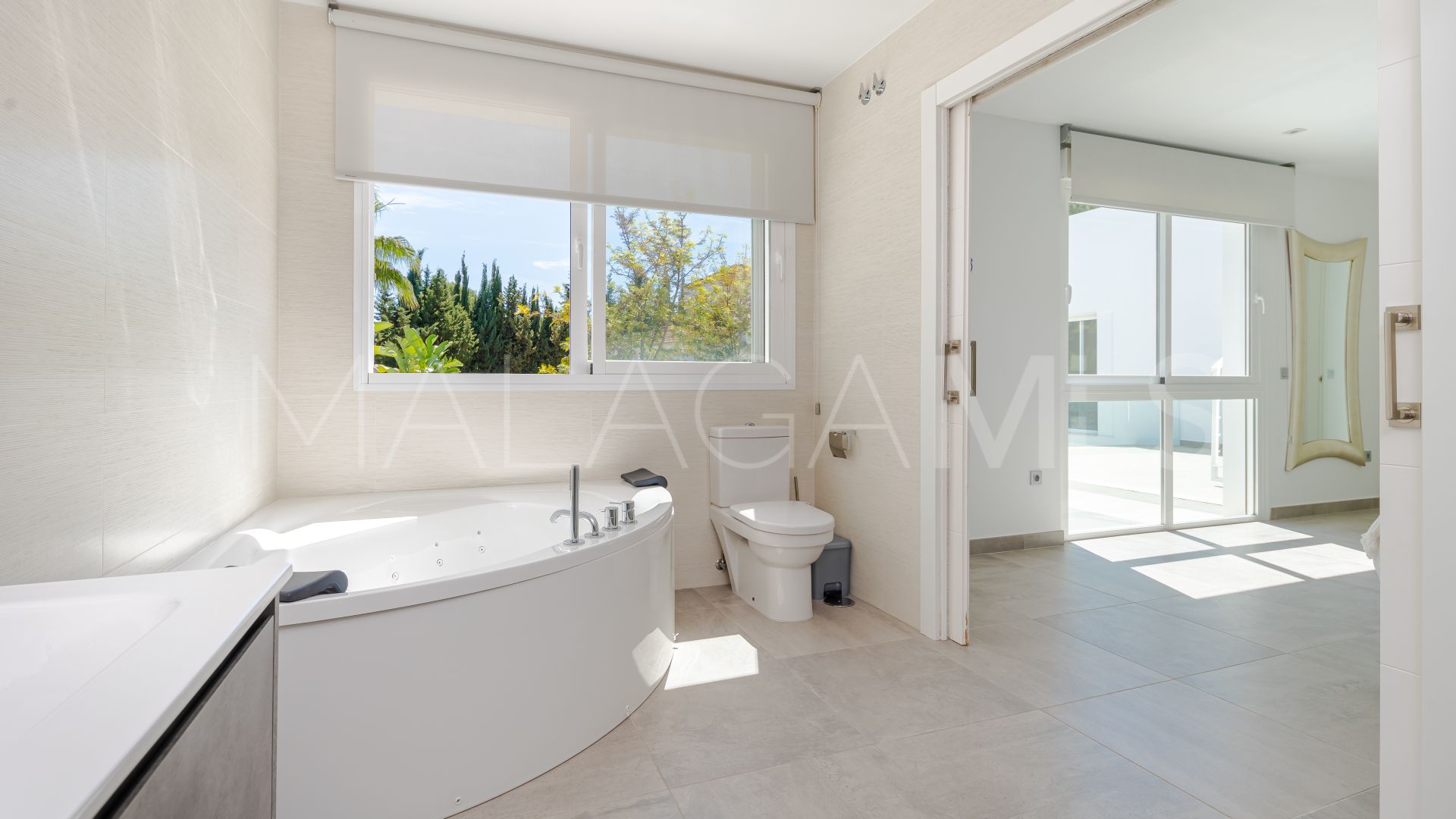 Buy house with 6 bedrooms in Nueva Andalucia