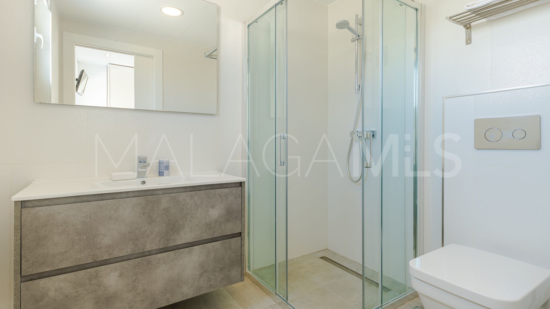 Buy house with 6 bedrooms in Nueva Andalucia
