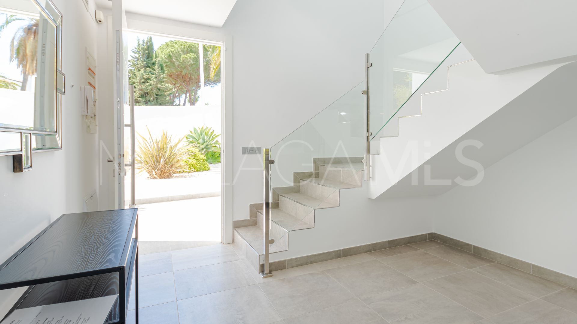 Buy house with 6 bedrooms in Nueva Andalucia