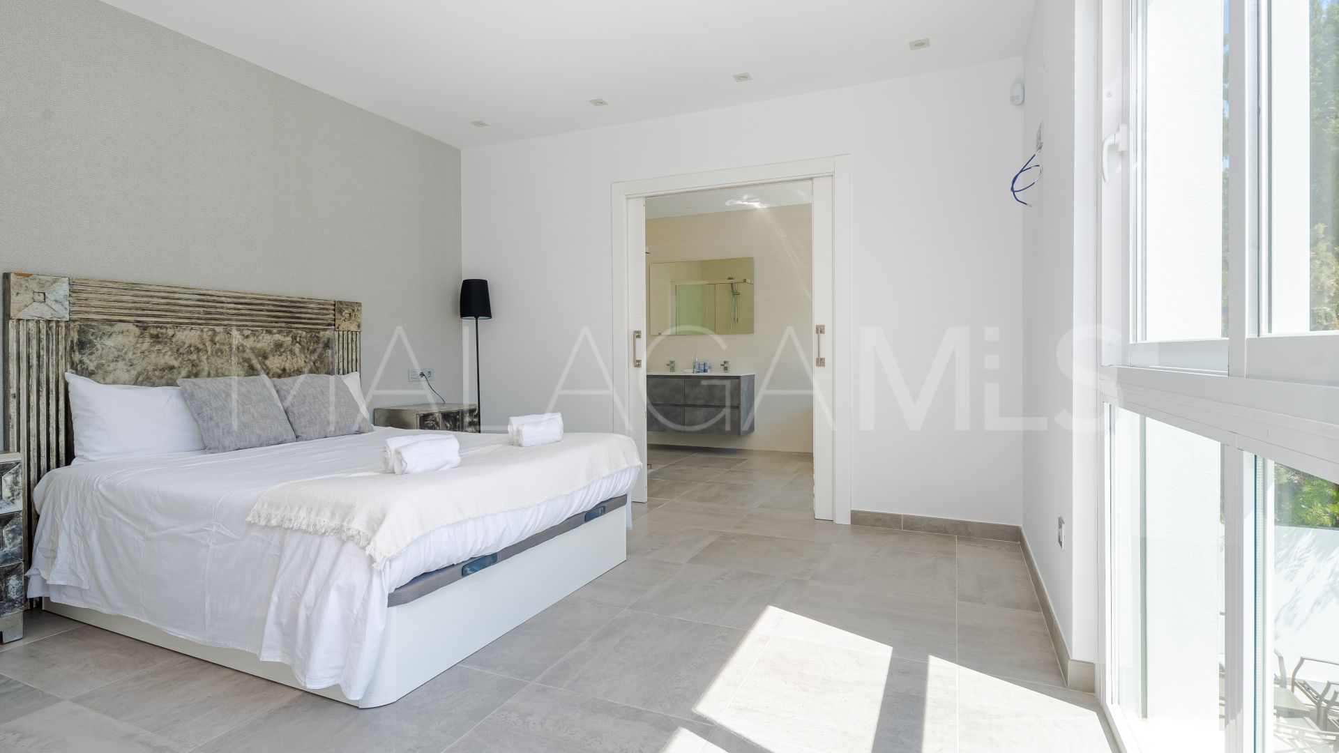 Buy house with 6 bedrooms in Nueva Andalucia