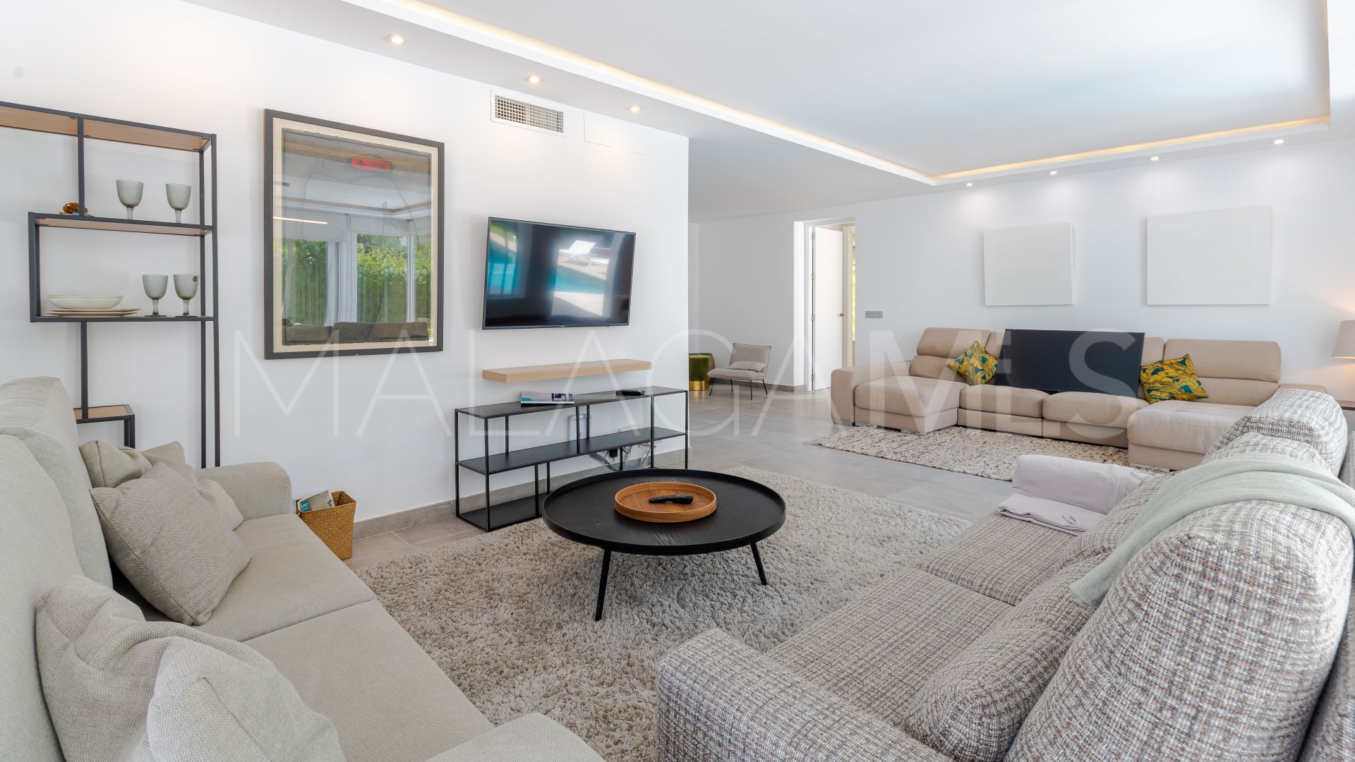 Buy house with 6 bedrooms in Nueva Andalucia