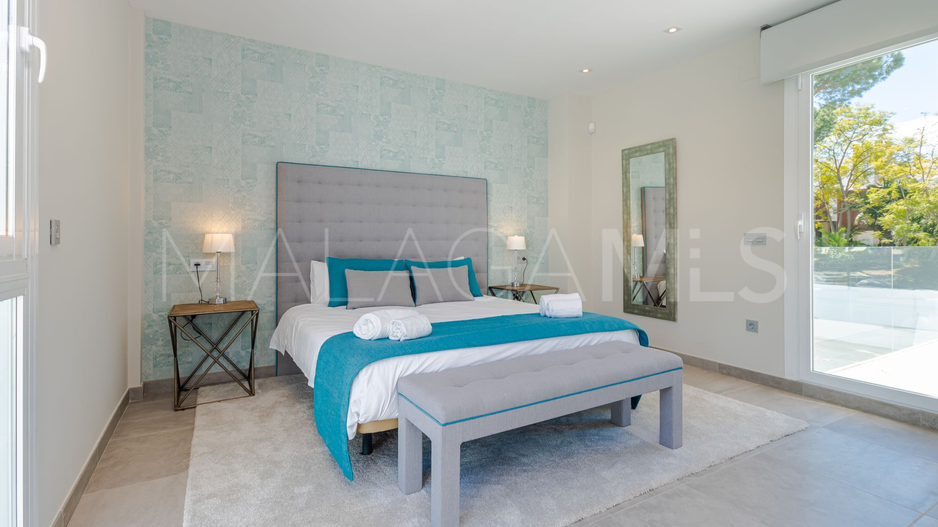 Buy house with 6 bedrooms in Nueva Andalucia