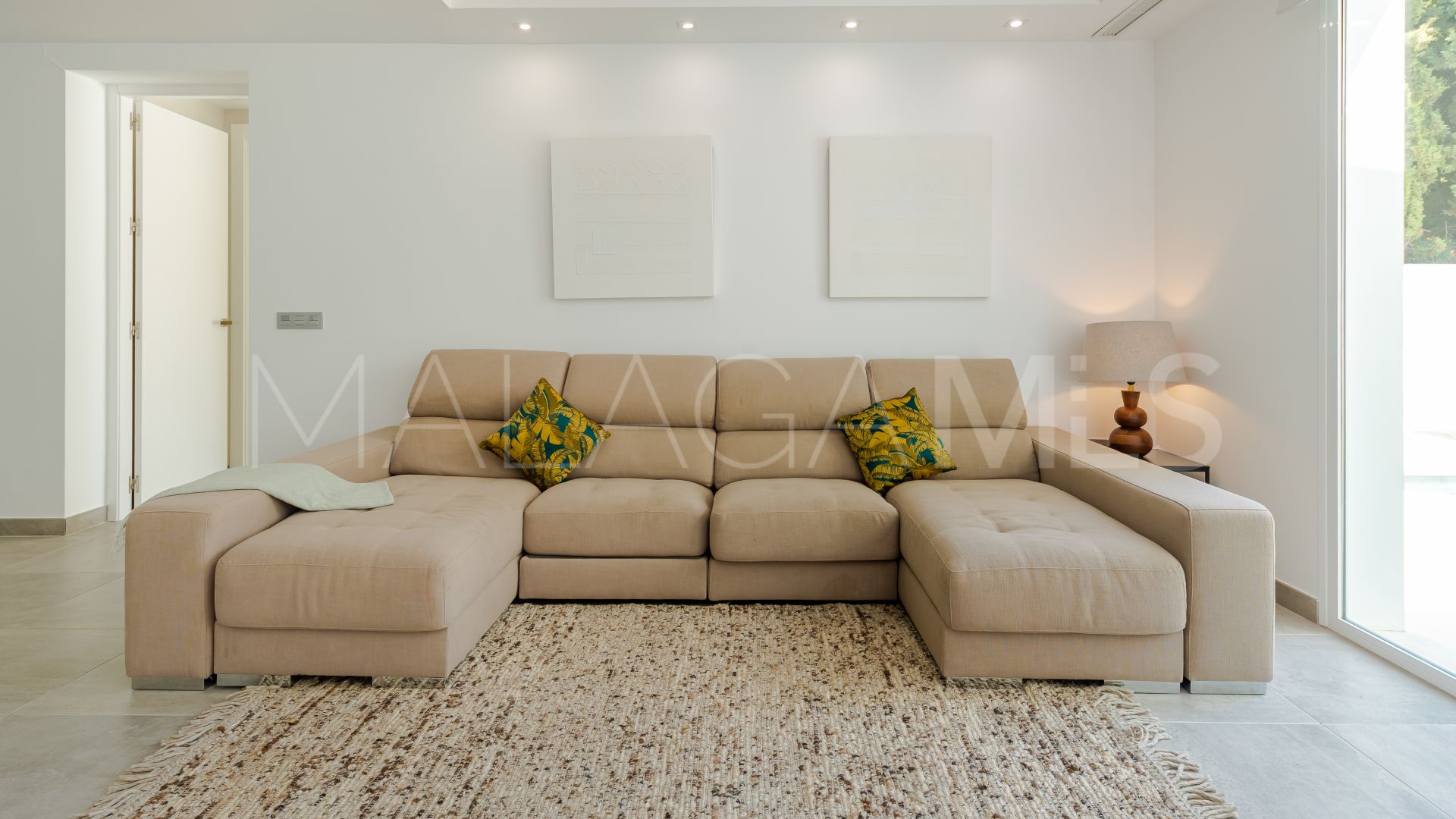 Buy house with 6 bedrooms in Nueva Andalucia