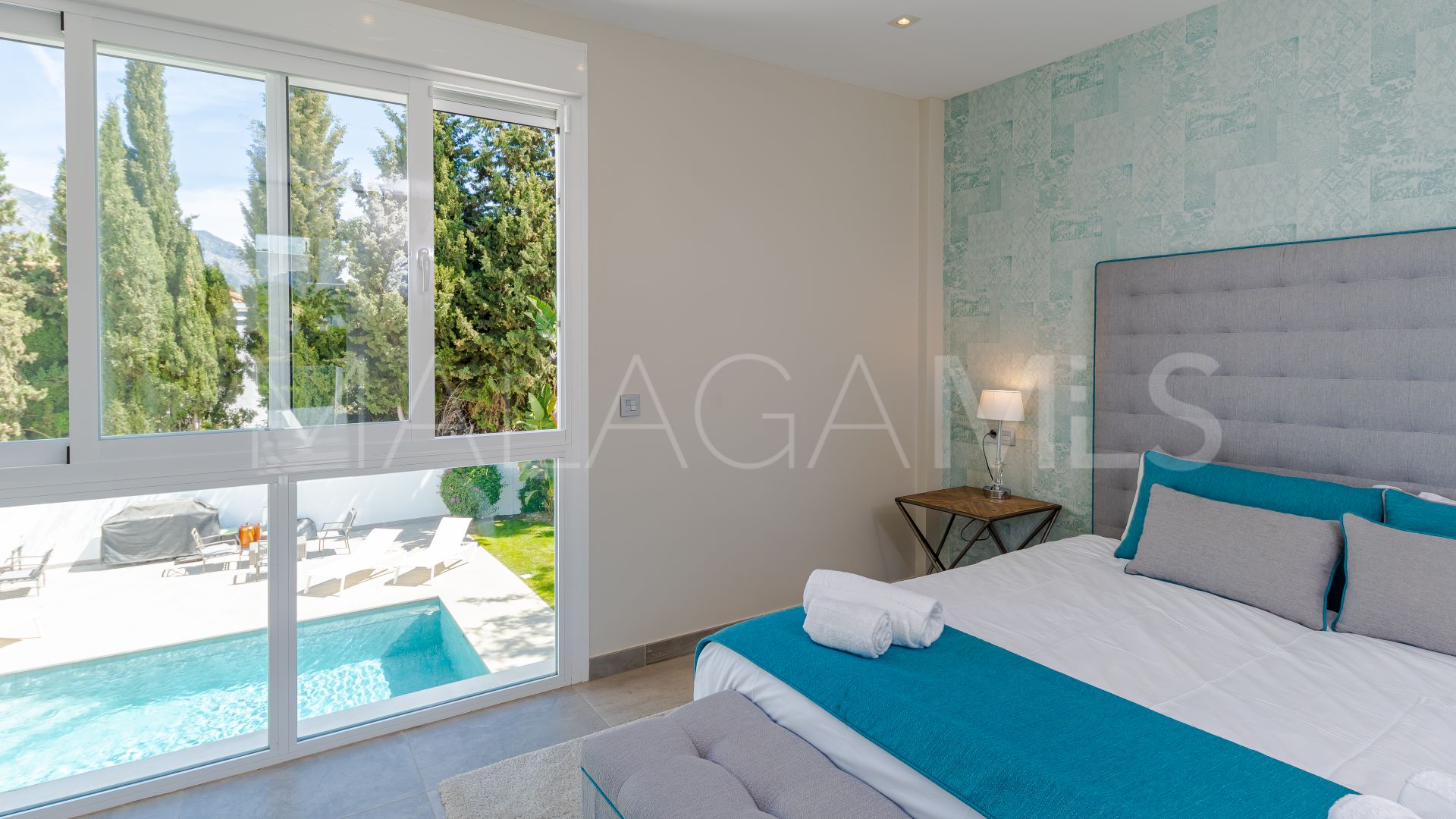 Buy house with 6 bedrooms in Nueva Andalucia