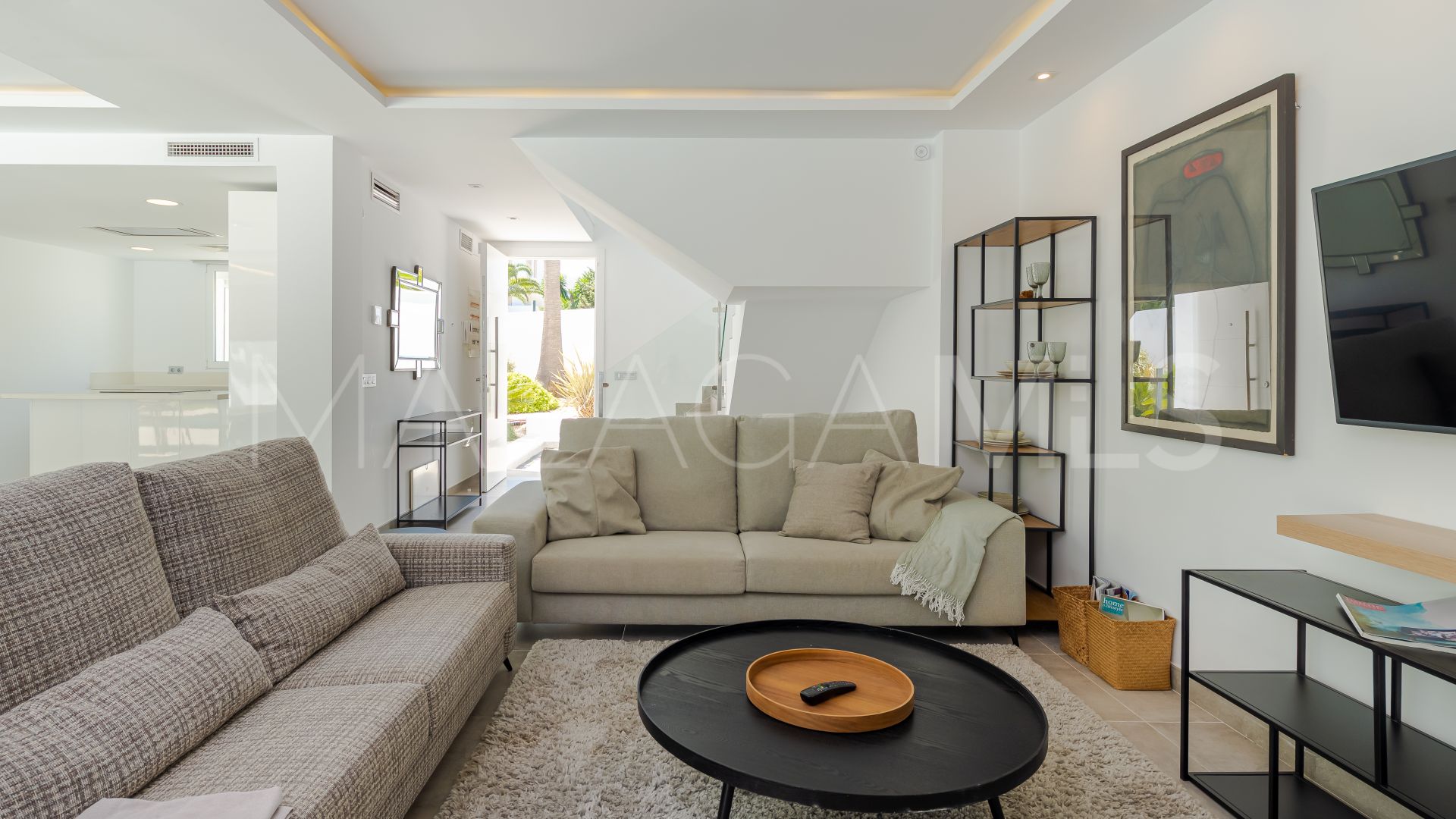 Buy house with 6 bedrooms in Nueva Andalucia