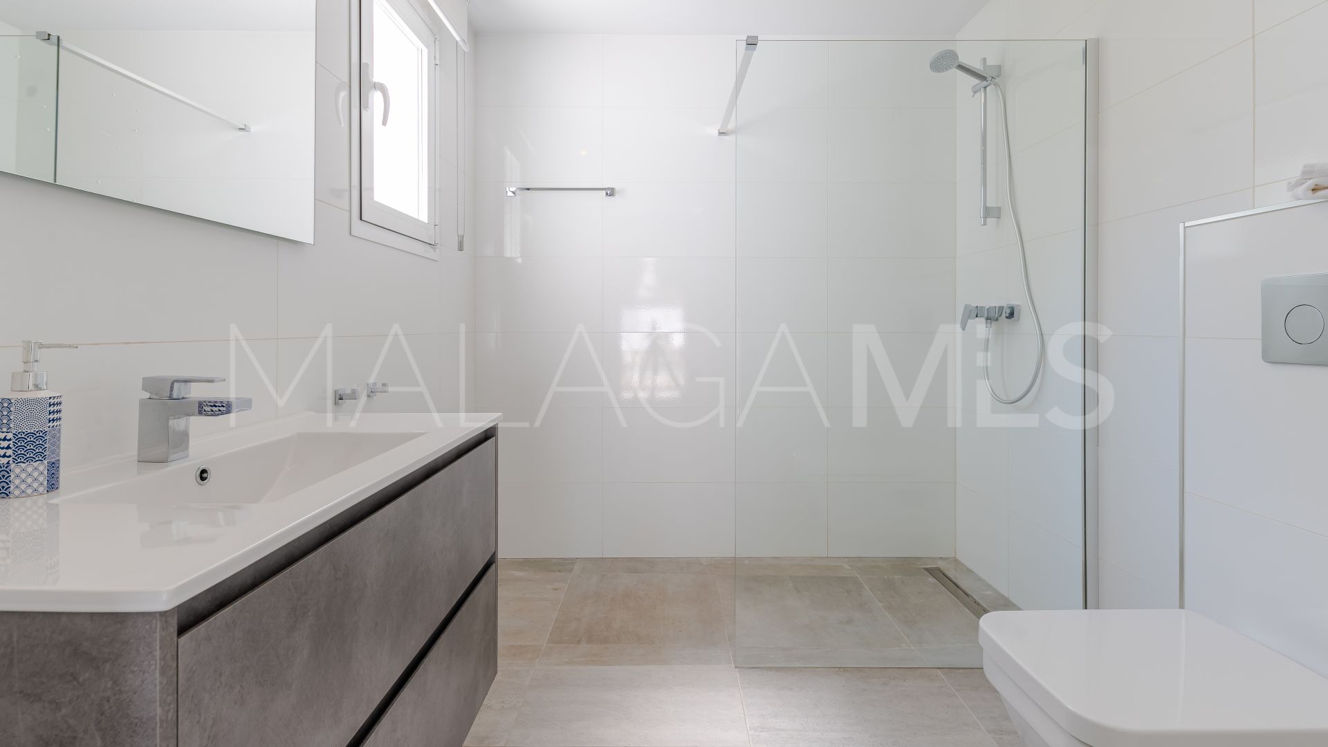 Buy house with 6 bedrooms in Nueva Andalucia