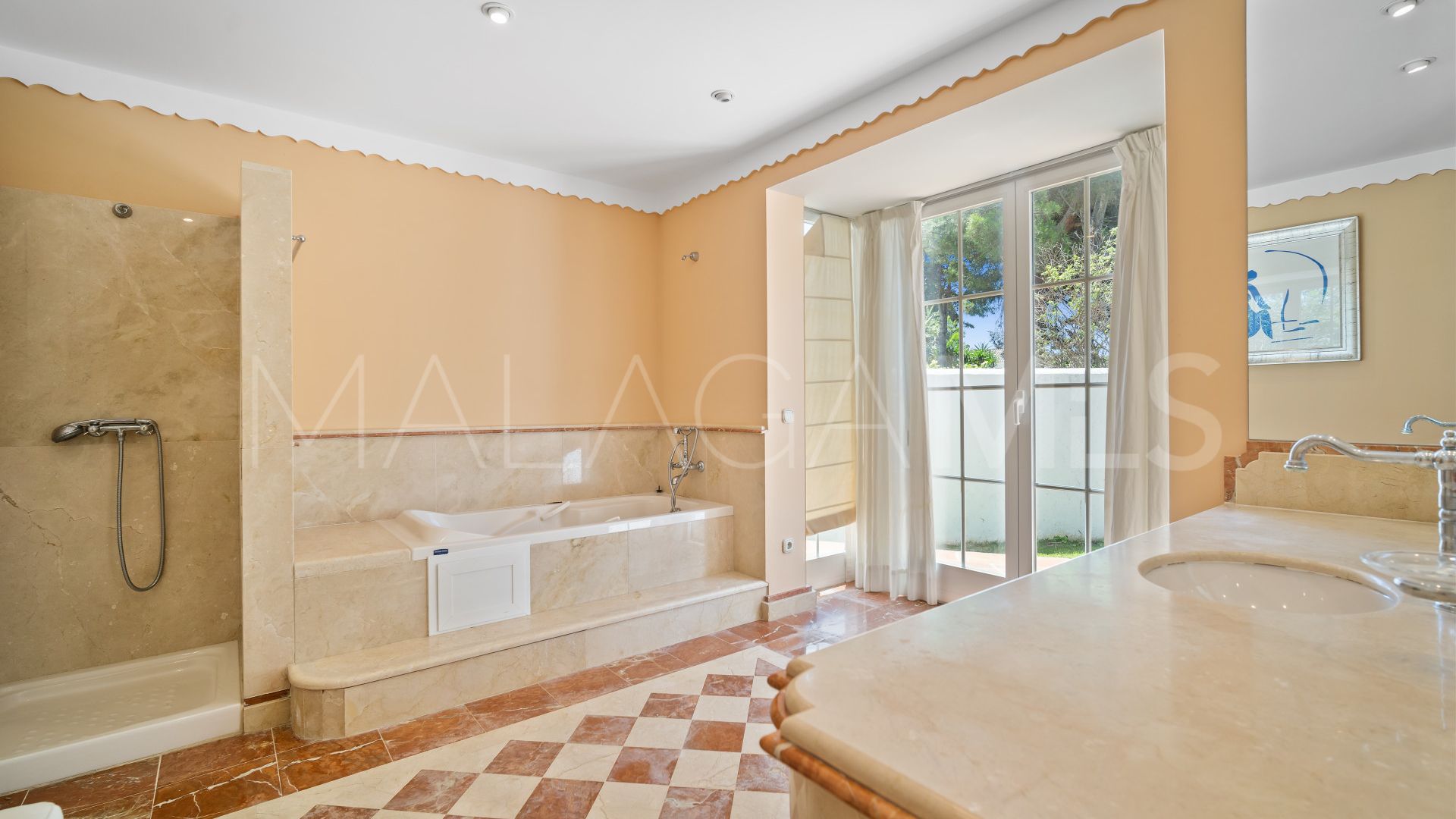 Villa for sale in Guadalmina Baja