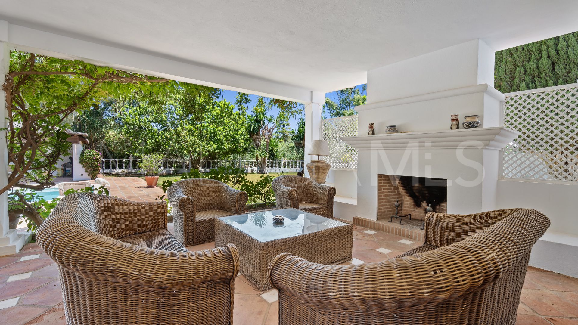 Villa for sale in Guadalmina Baja