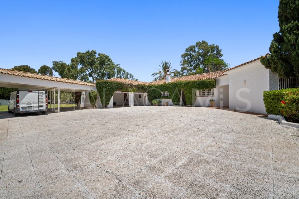 Villa for sale in Guadalmina Baja