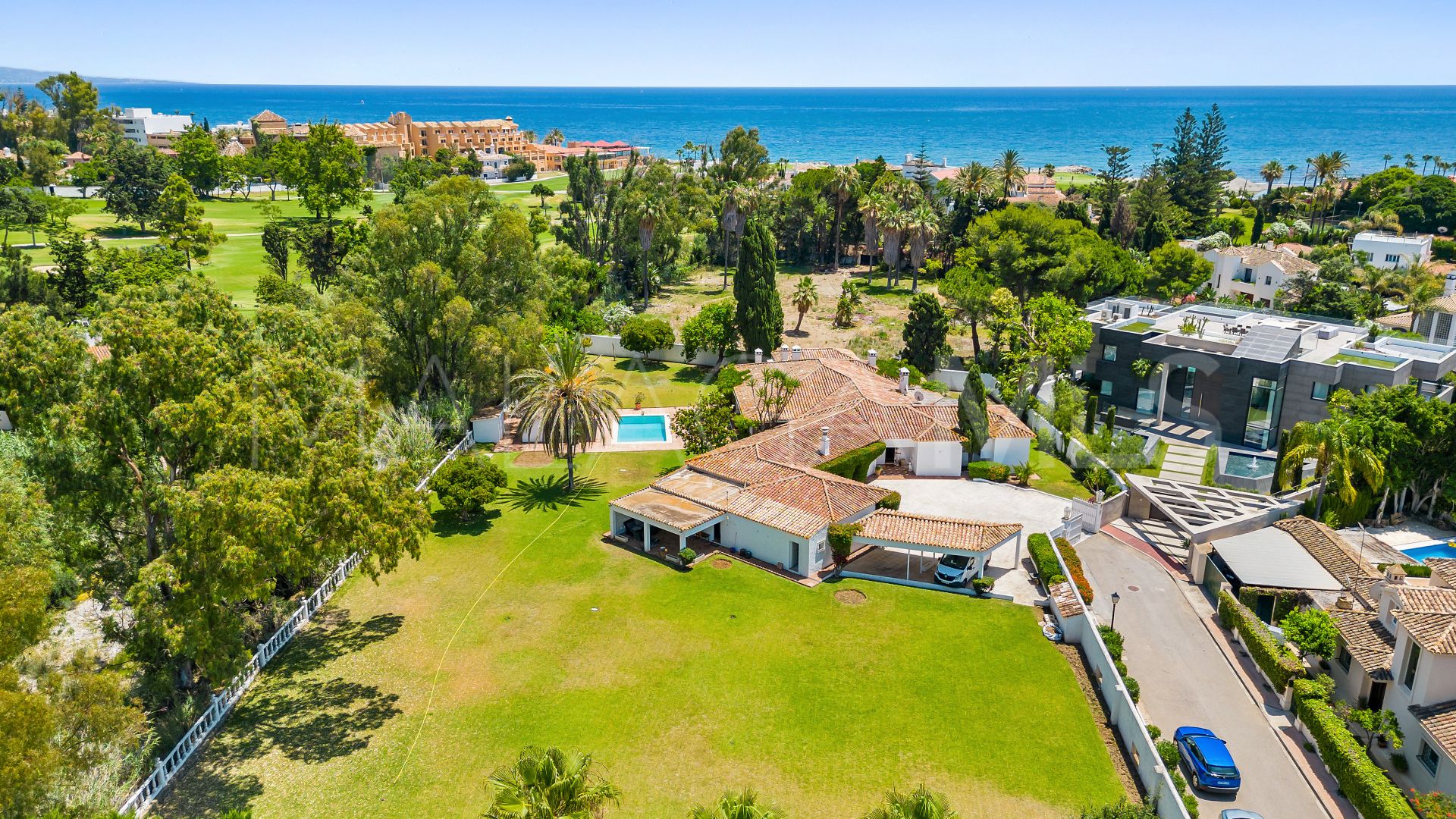 Villa for sale in Guadalmina Baja