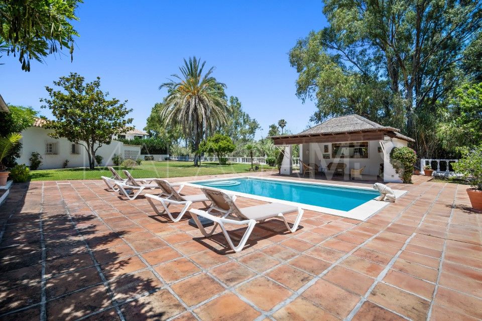Villa for sale in Guadalmina Baja