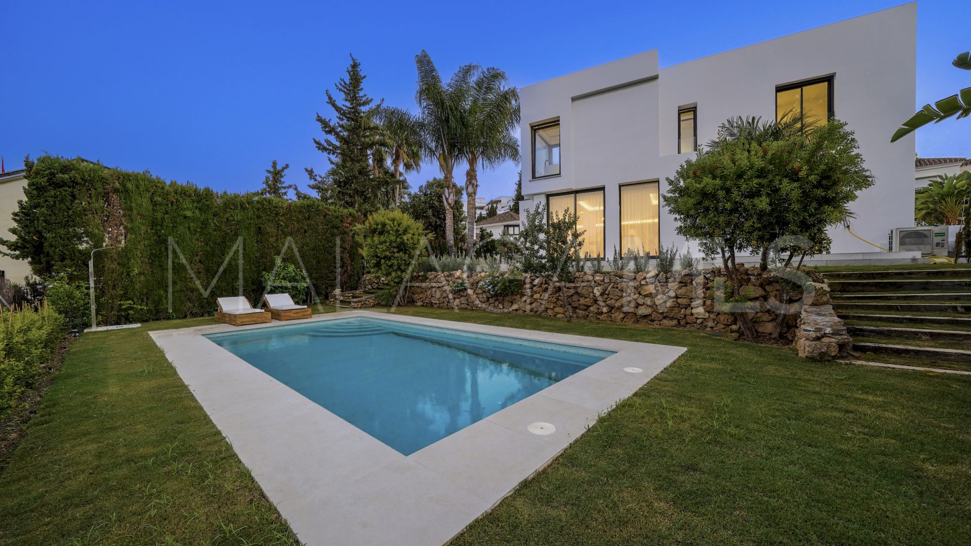Villa for sale in Nueva Andalucia