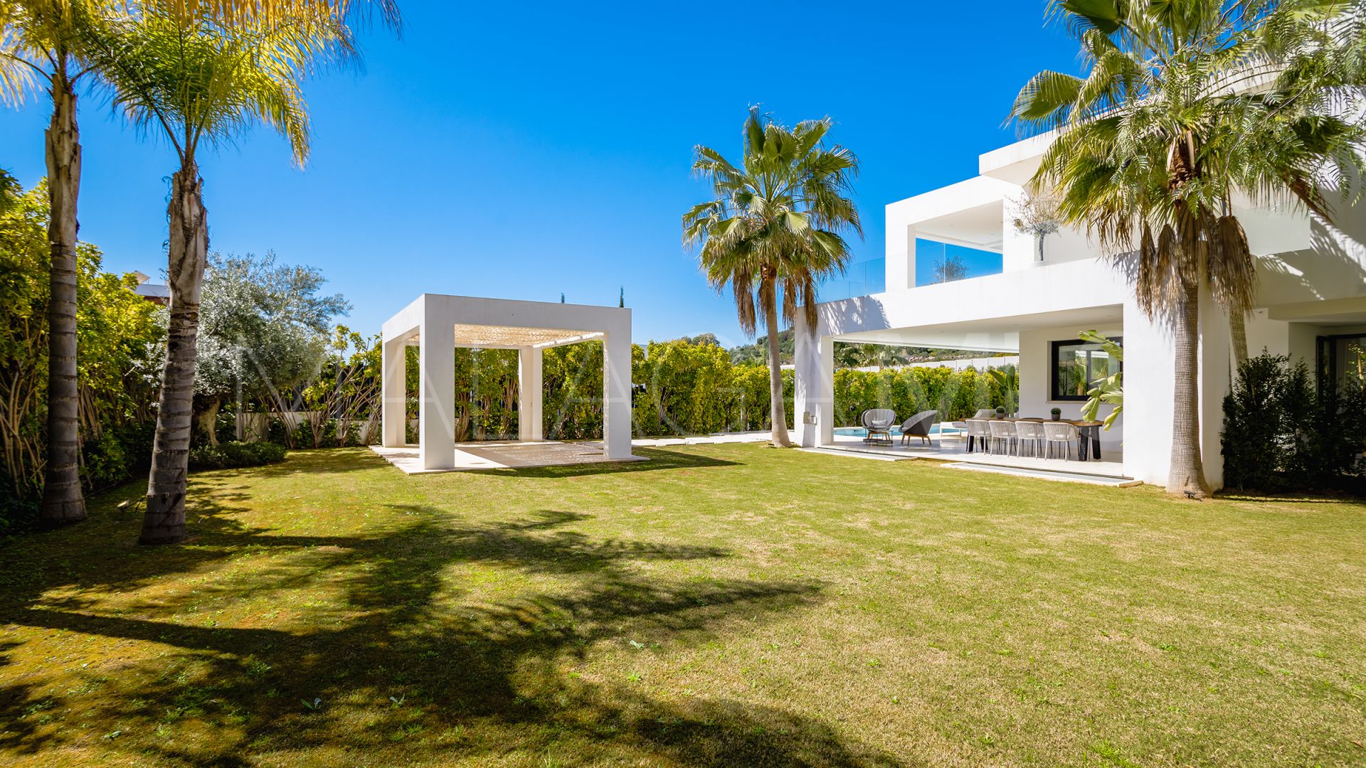 Villa for sale in Nueva Andalucia