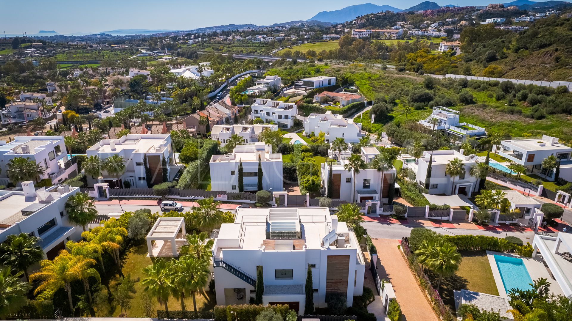 Villa for sale in Nueva Andalucia