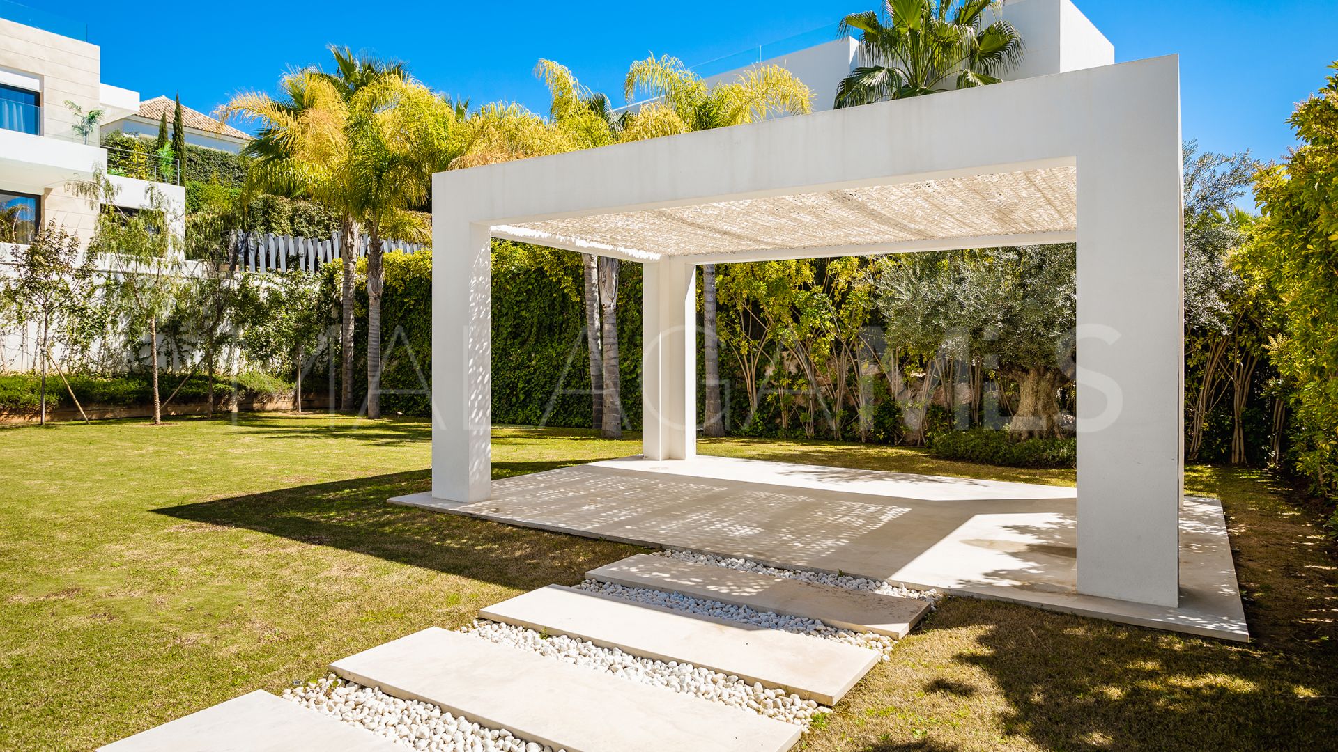 Villa for sale in Nueva Andalucia