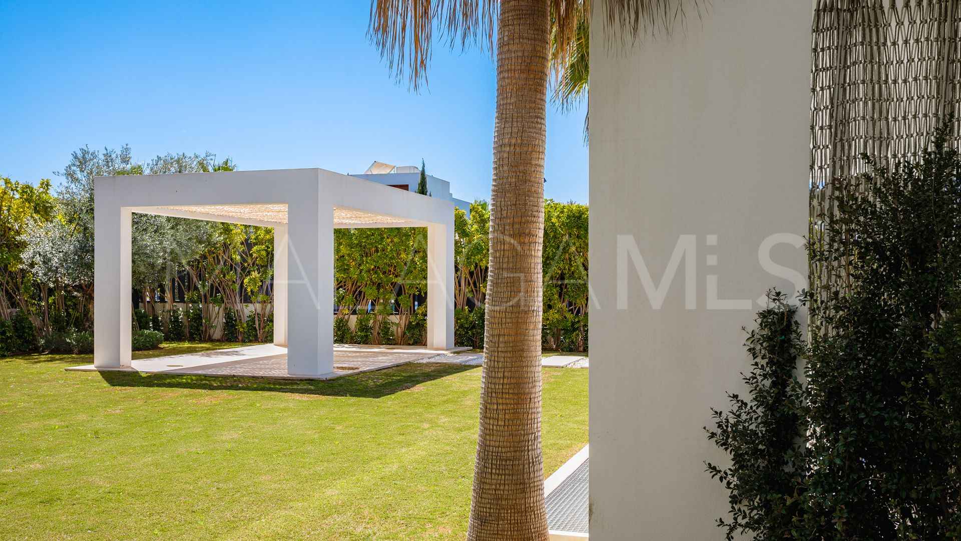 Villa for sale in Nueva Andalucia
