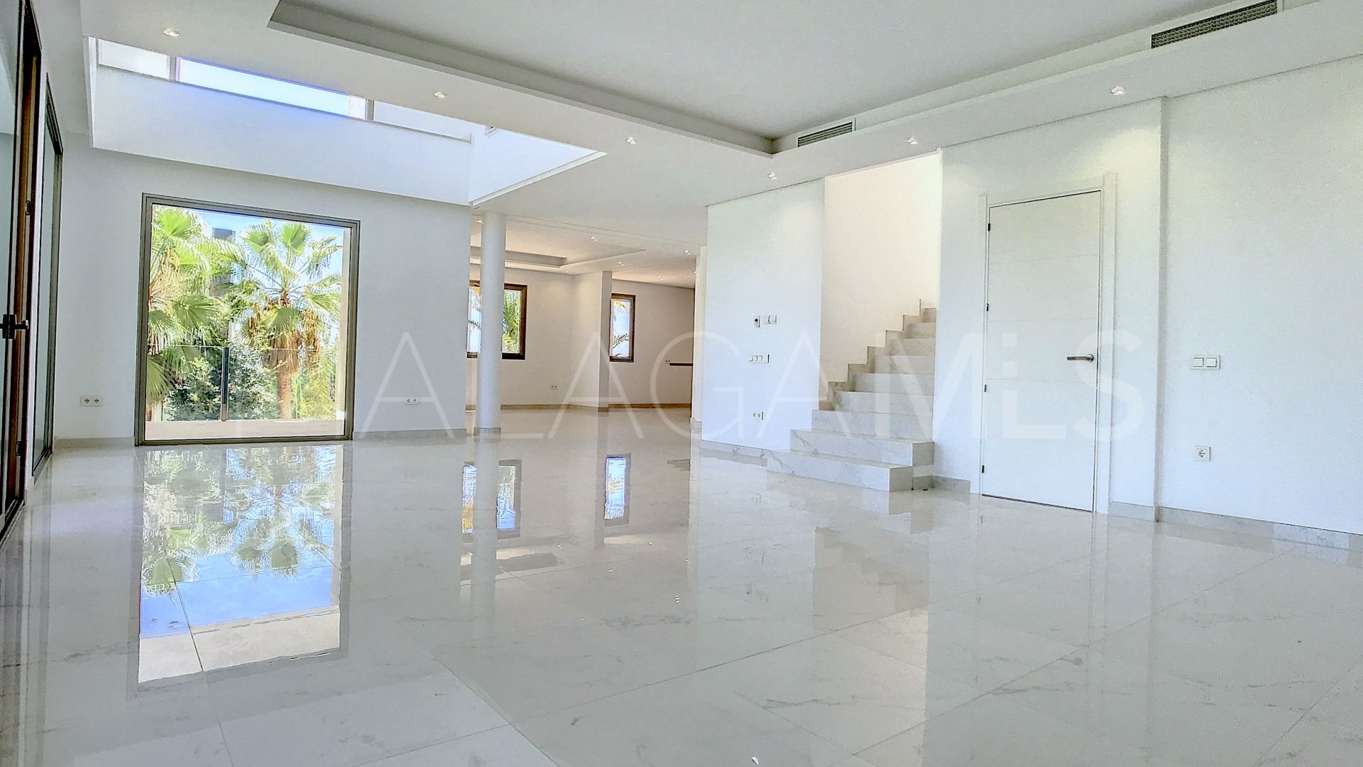 Buy villa with 5 bedrooms in Los Flamingos