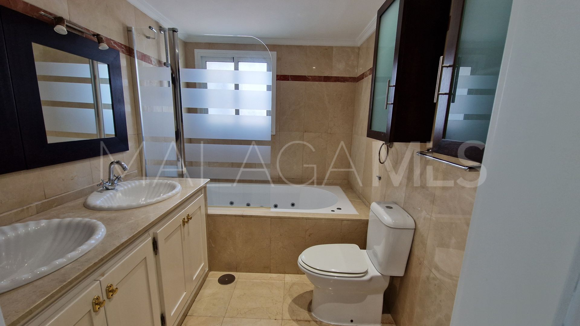 Buy town house in La Duquesa Golf with 3 bedrooms