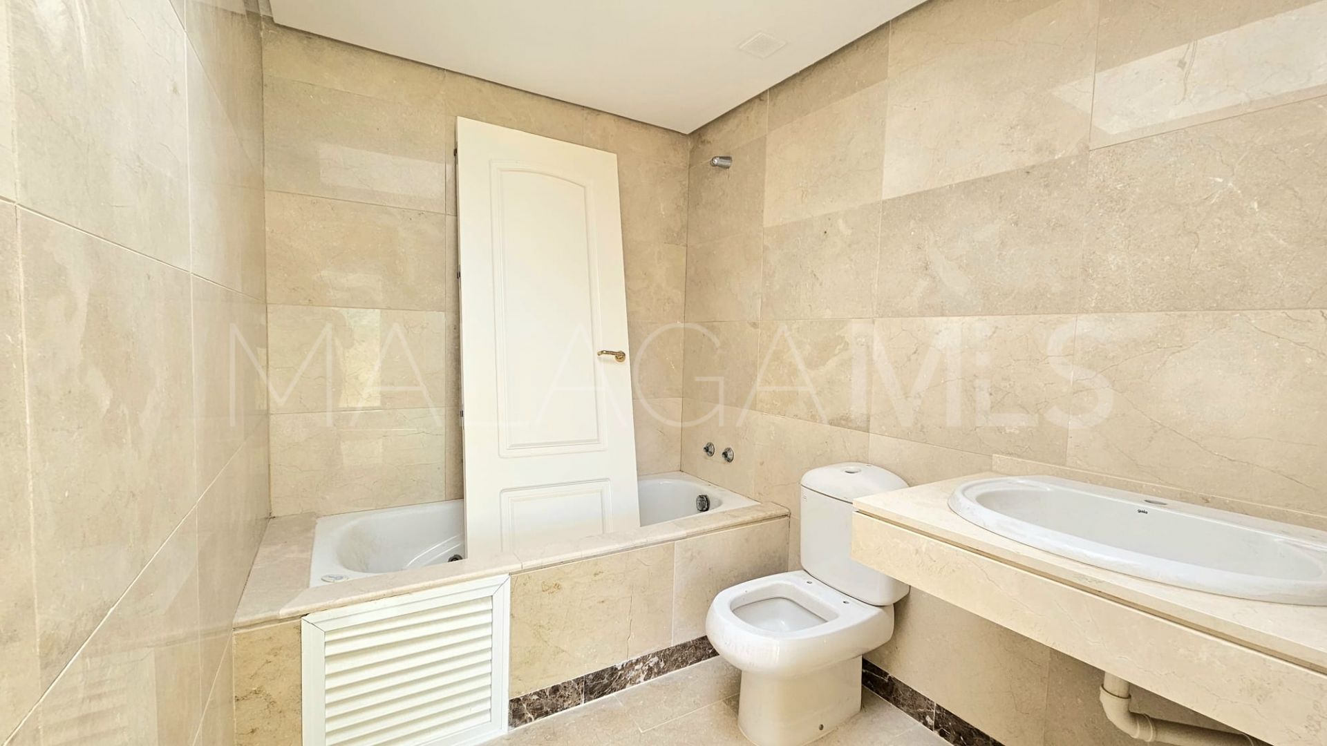 For sale 2 bedrooms penthouse in Duquesa Village