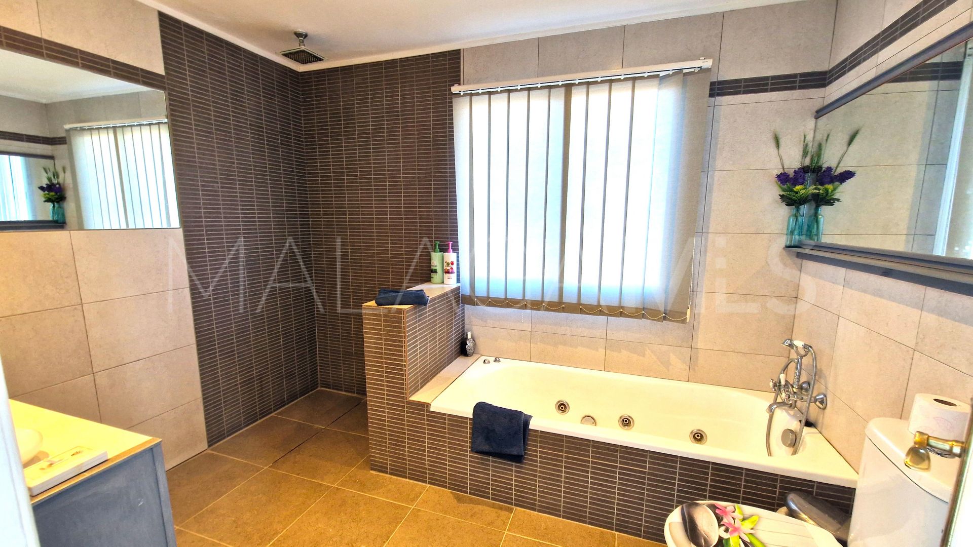 Villa for sale in Estepona Golf