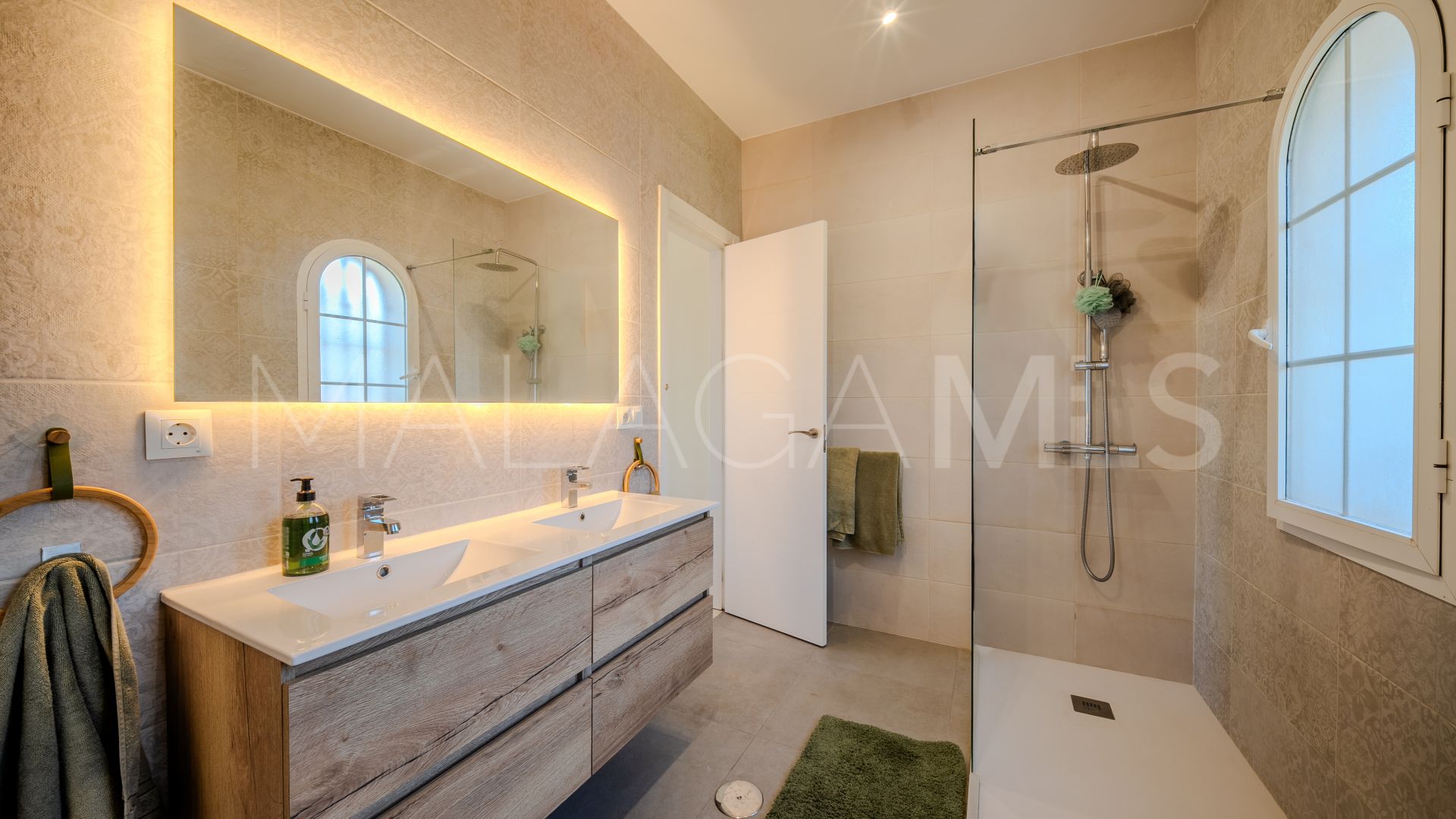 Hus i byn for sale in Hacienda Guadalupe