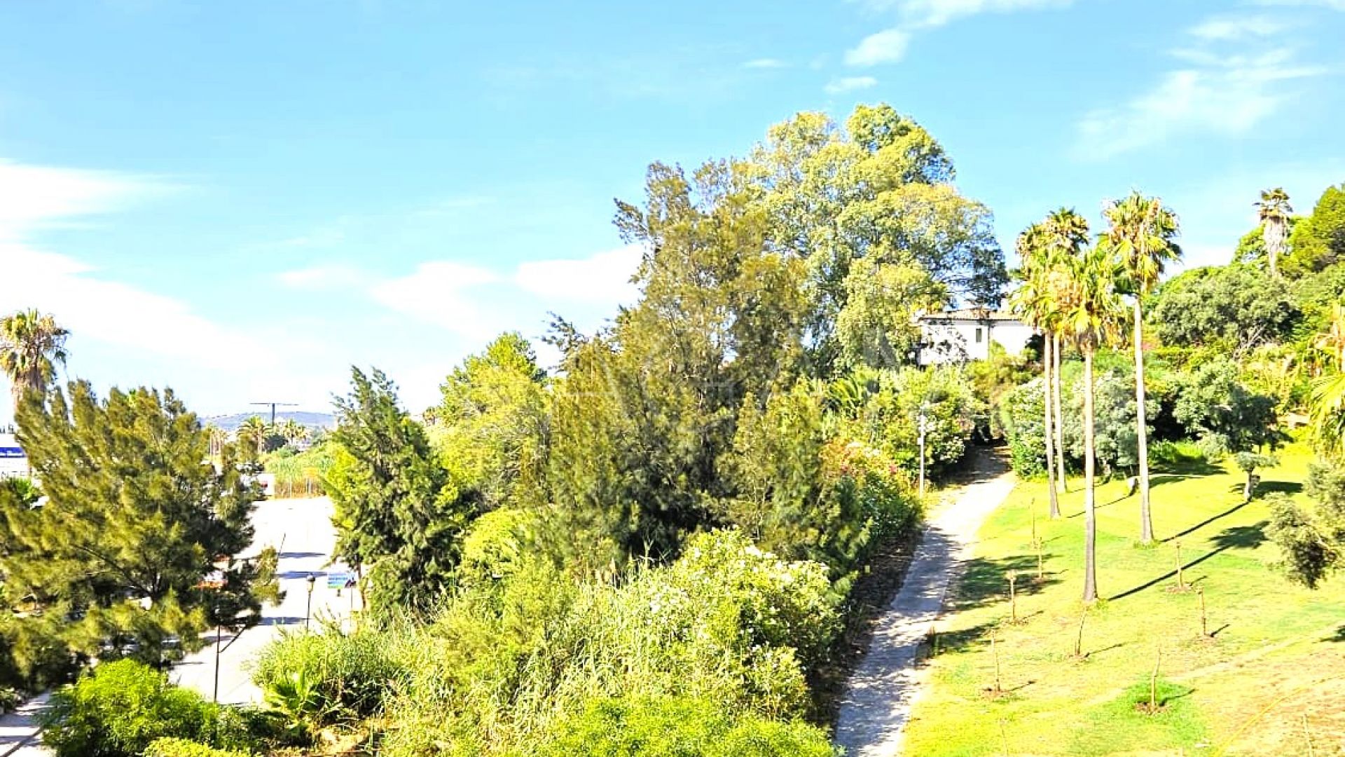 Duplex penthouse for sale in La Duquesa