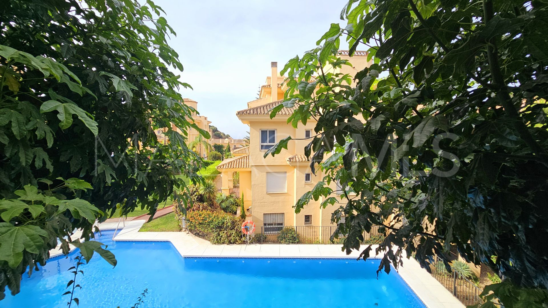For sale Calahonda apartment with 2 bedrooms