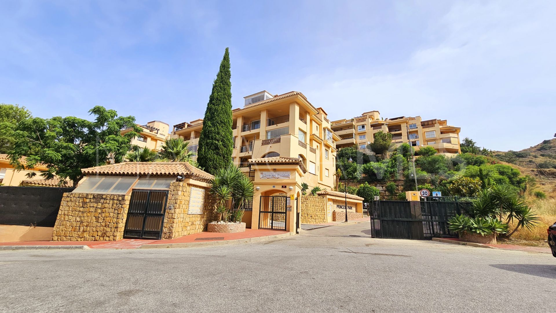 For sale Calahonda apartment with 2 bedrooms