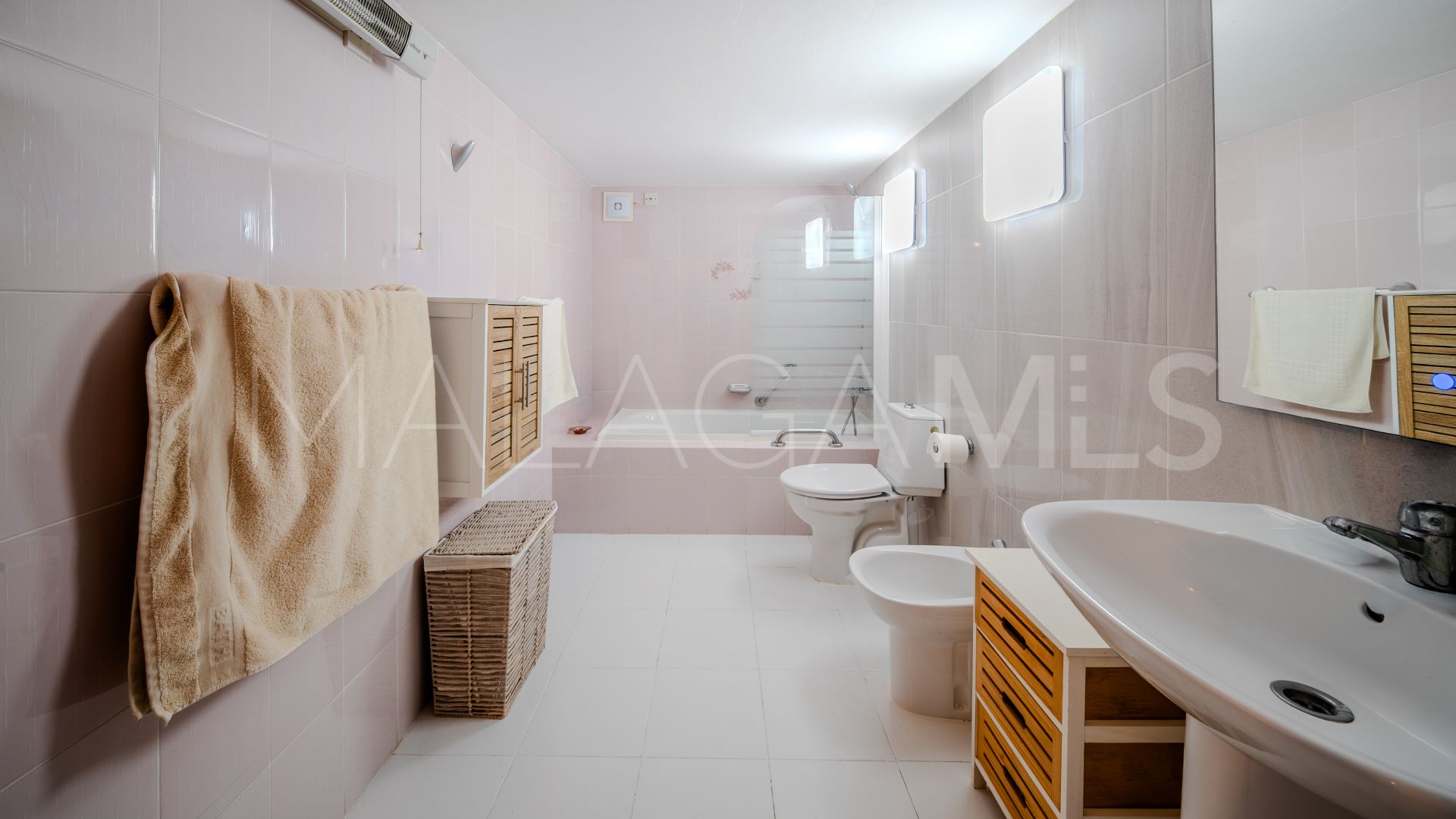 For sale house in Hacienda Guadalupe with 4 bedrooms