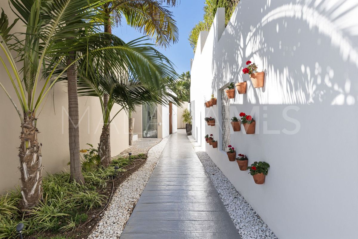 Villa for sale in Benahavis