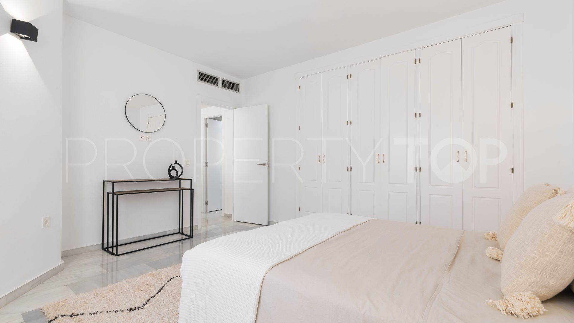 Atico de 2 dormitorios en venta en Nueva Andalucia