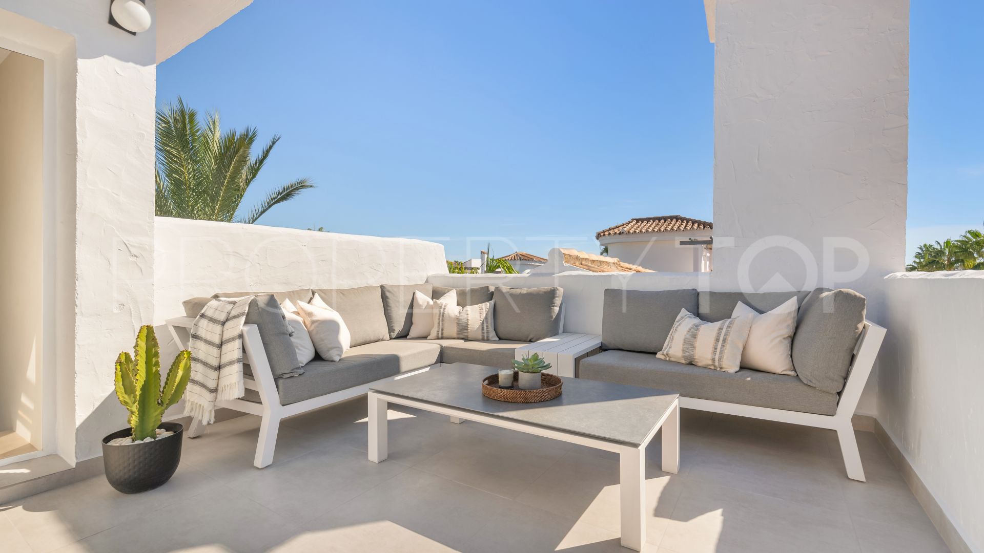 For sale Nueva Andalucia penthouse with 2 bedrooms