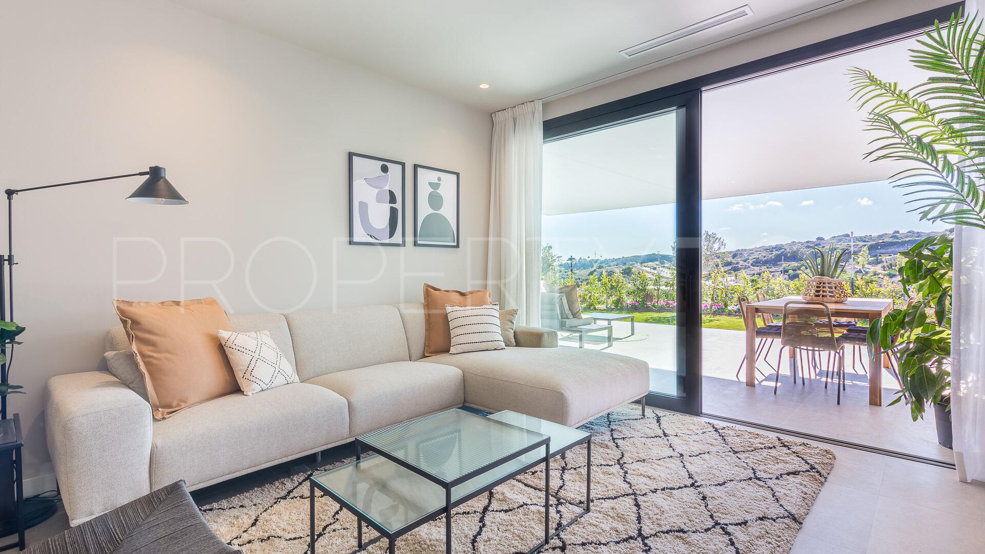 Comprar apartamento planta baja en Estepona Oeste de 3 dormitorios