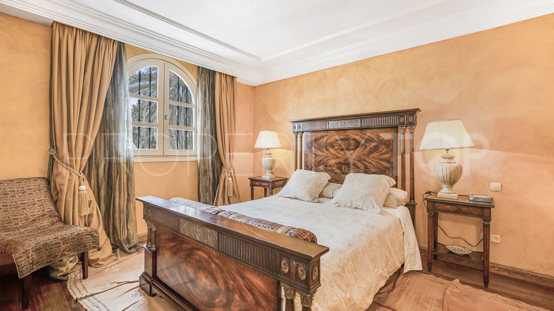 Buy villa with 5 bedrooms in Golden Mile
