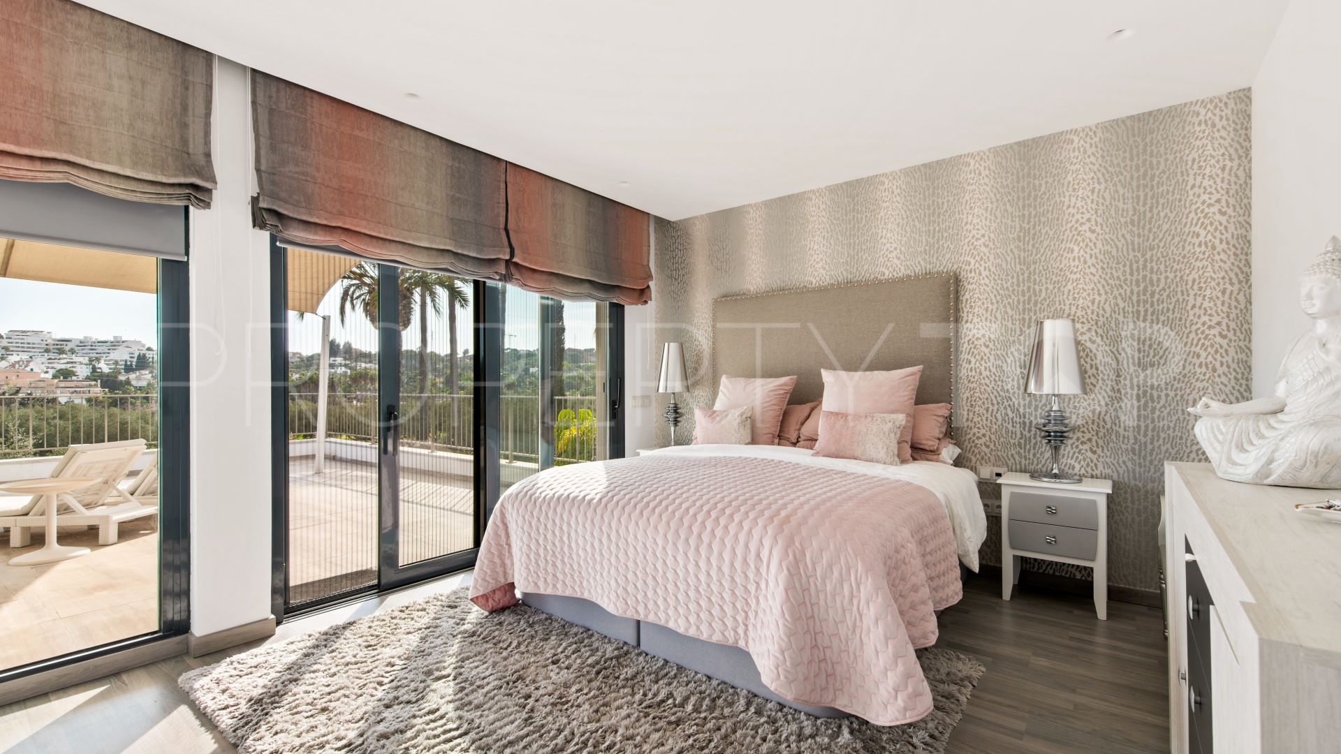 Buy 5 bedrooms villa in Parcelas del Golf