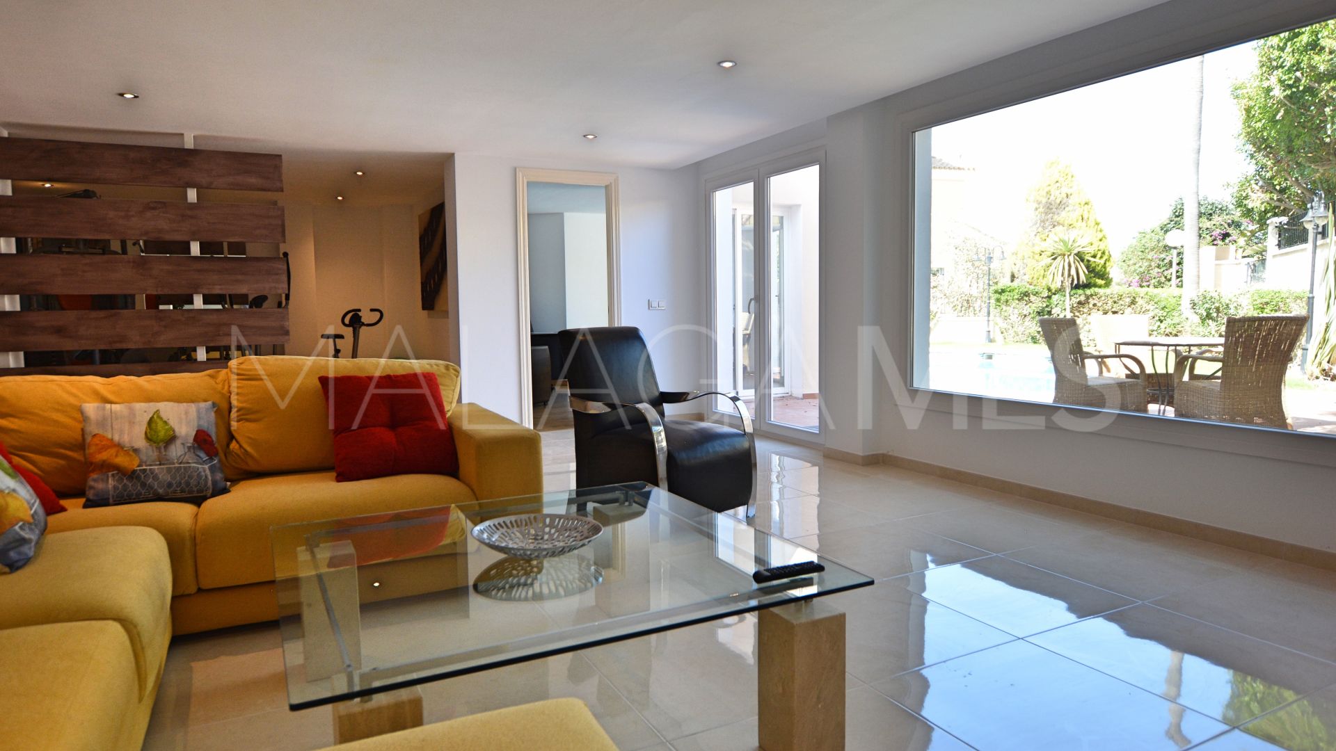 Villa with 5 bedrooms for sale in Duquesa Village
