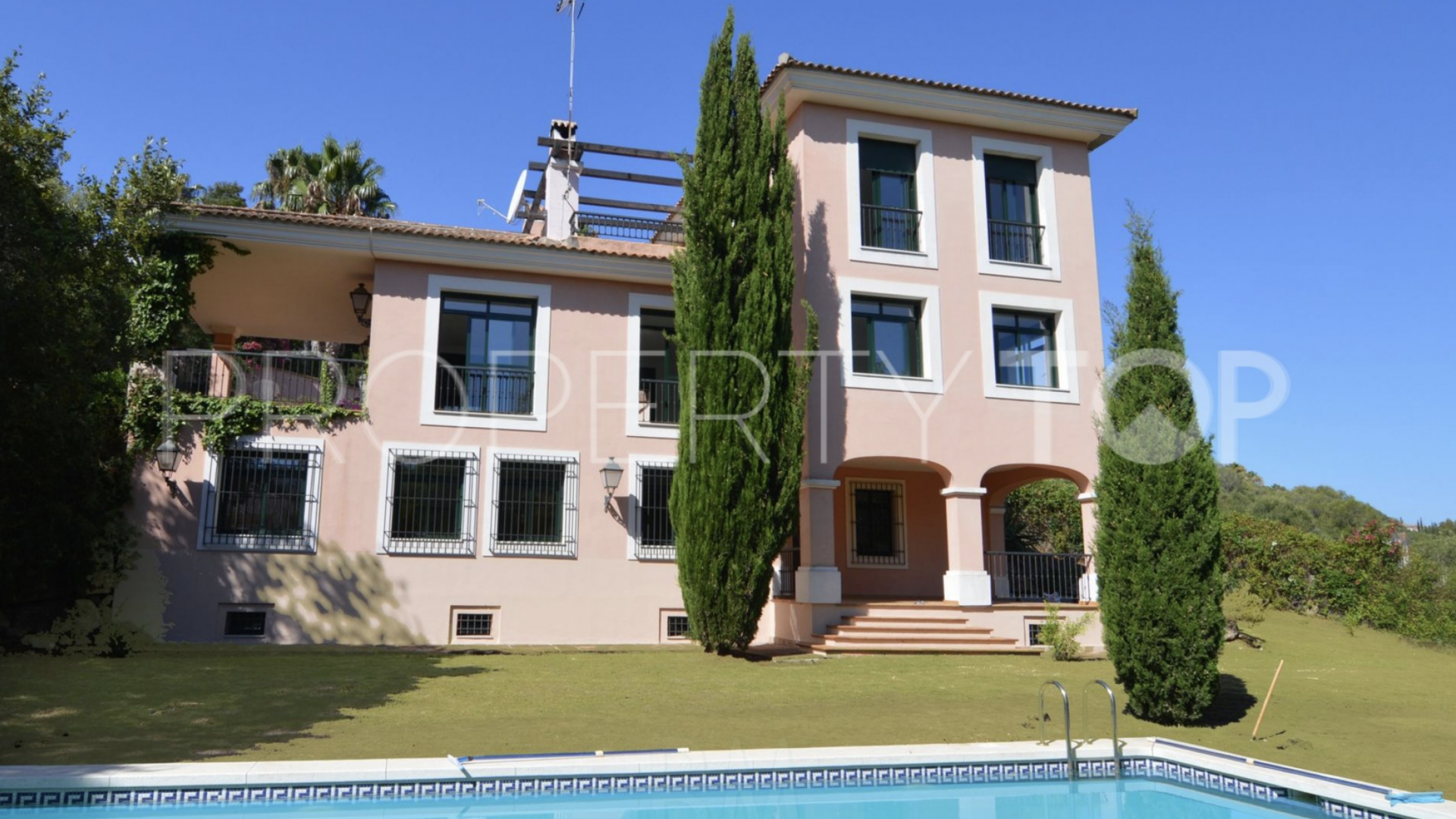 Buy villa in Sotogrande Alto