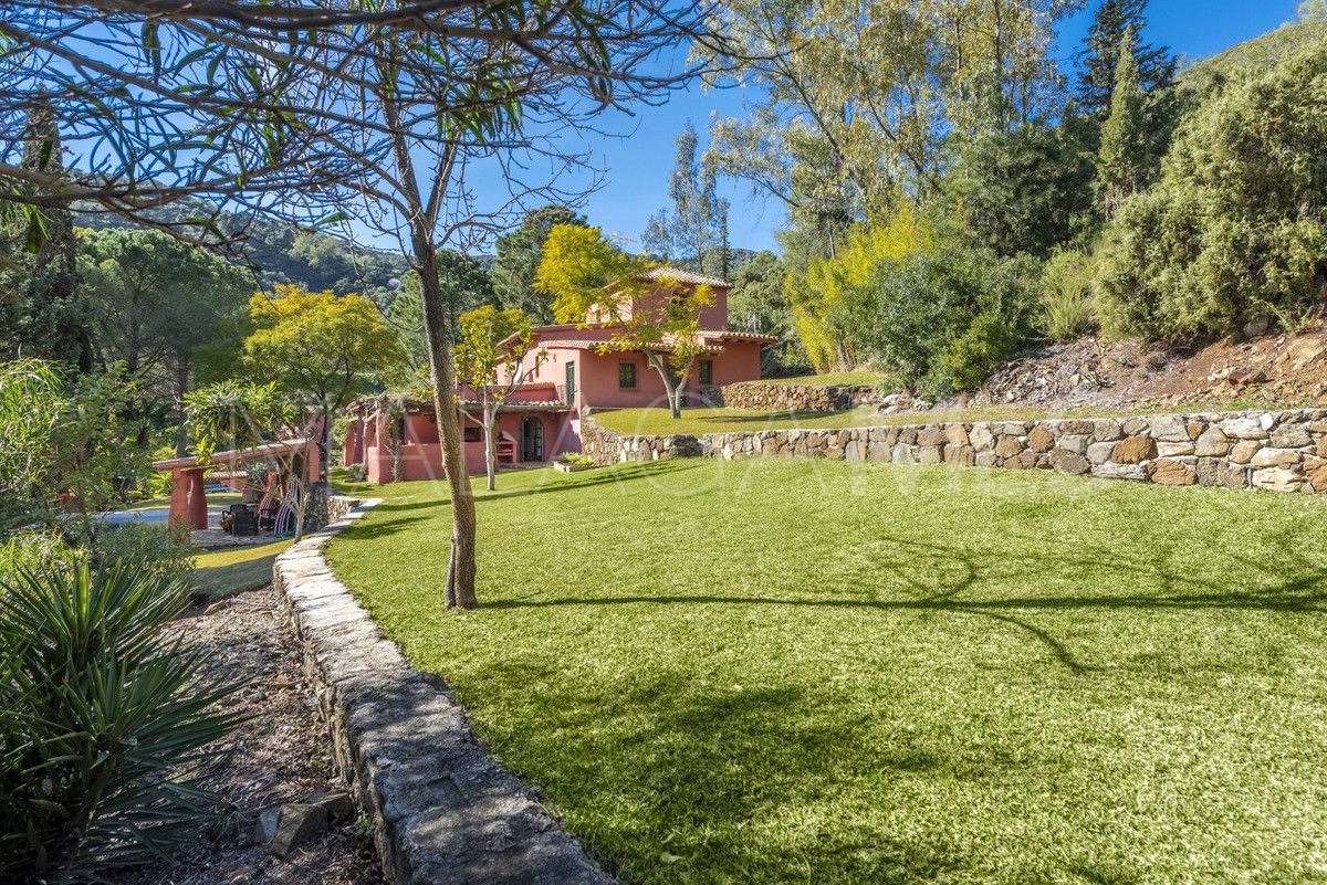 Finca for sale in Benahavis