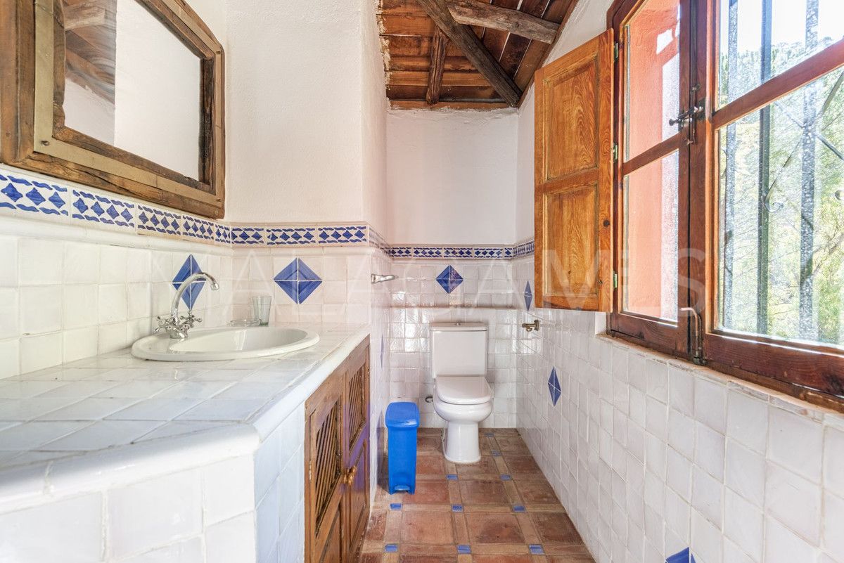 Finca for sale in Benahavis