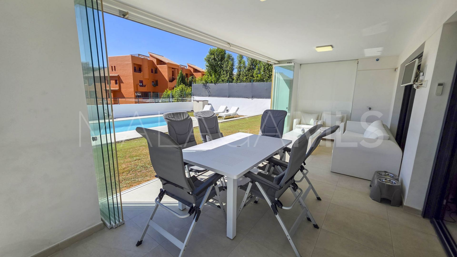 Hus i byn for sale in La Duquesa