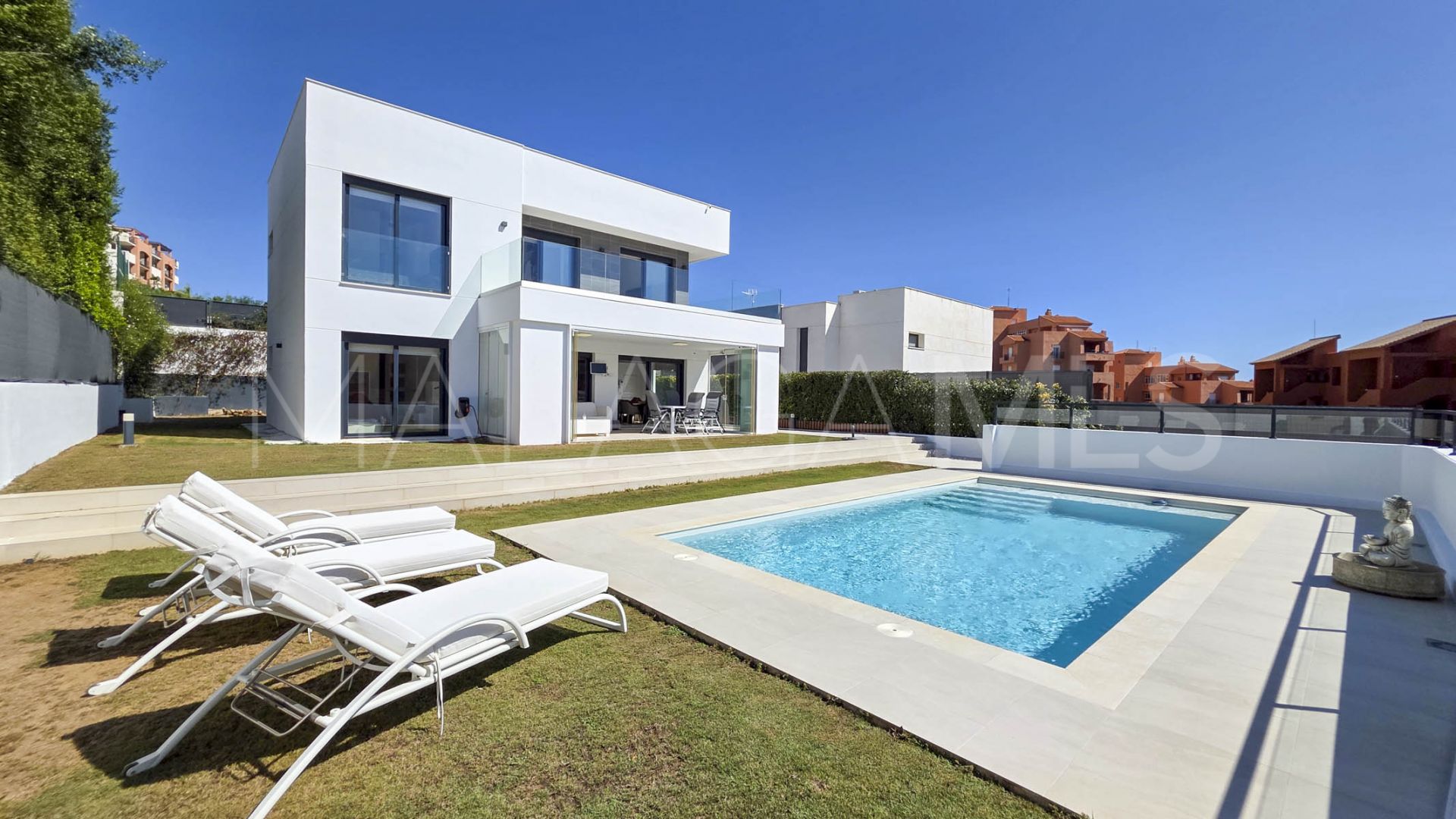 Hus i byn for sale in La Duquesa